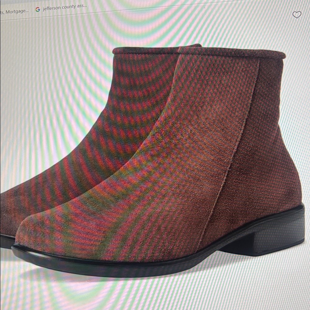 NWB Naot Norther Cordovan Suede Boot EUR 35. US 4-5